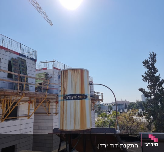 דוד שמש על גג עם צינורות וחיבורים